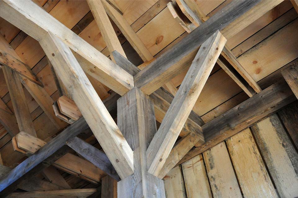 soffitto con travi in legno