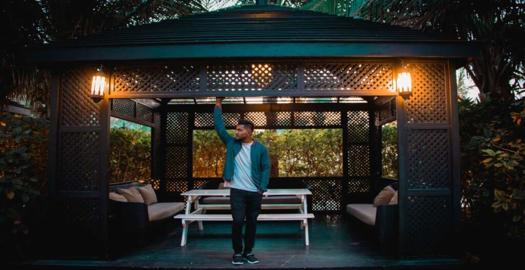uomo sotto ad un gazebo