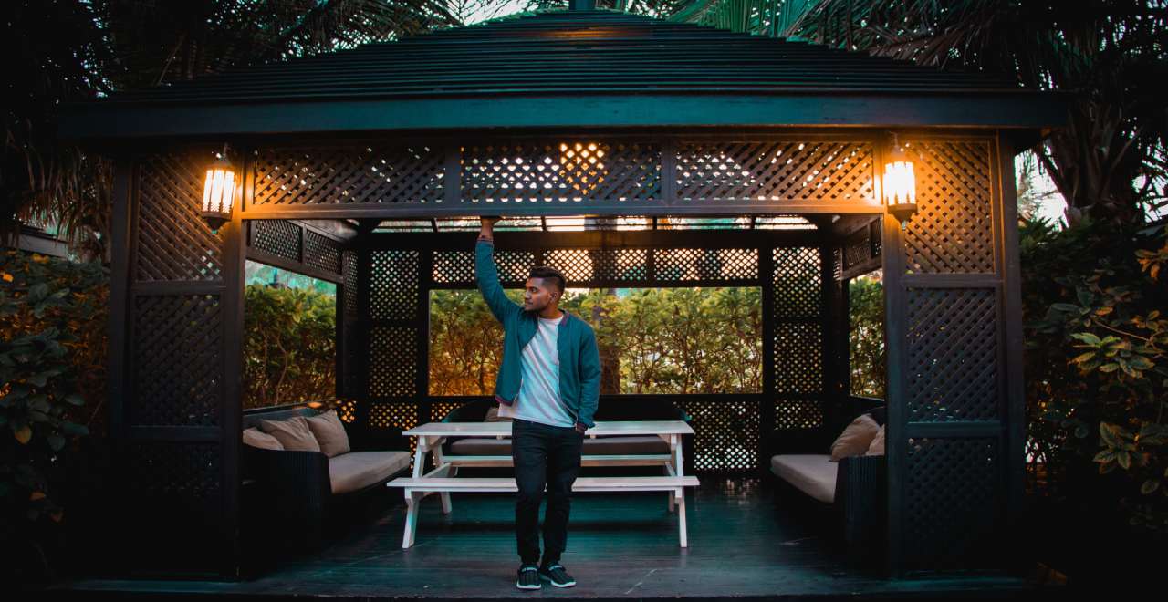 uomo sotto ad un gazebo